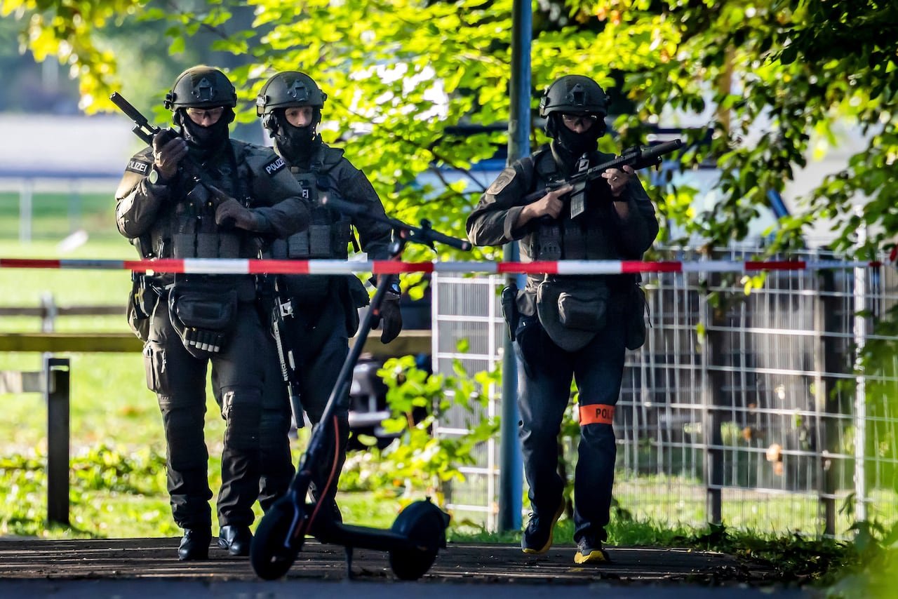 default-777 Police officers stand on guard holding guns.